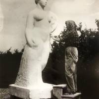 Werkend aan beeld ‘Staand naakt’, ca. 1940