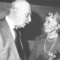 Kees Verwey en Charlotte van Pallandt in Hapert, Bellfires Schouwzaal, na haar huldiging als officier in de Orde van Oranje Nassau, 1973