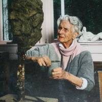 Charlotte van Pallandt werkt aan een van haar portretten van Albert Termote, ca. 1984-1988