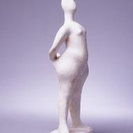 <strong>Staande figuur met de armen op de rug</strong> – 1954 – gips – 41 x 14 x 11 cm – Museum de Fundatie, Zwolle en Heino/Wijhe